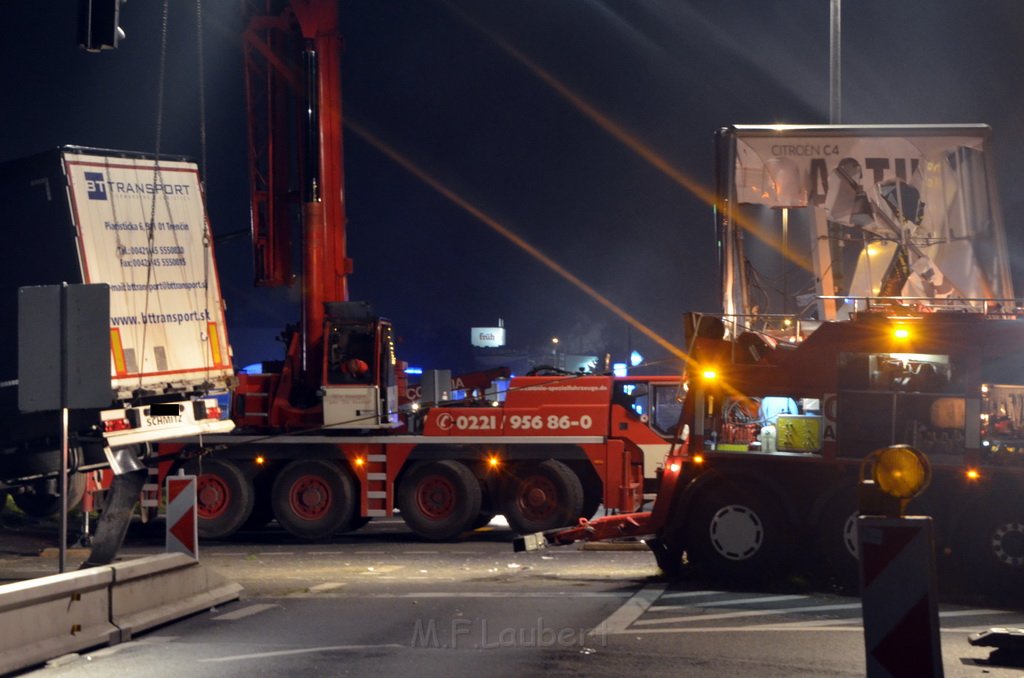 VU LKW umgestuerzt Feldkassel Industriestr Robert Boschstr P270.JPG